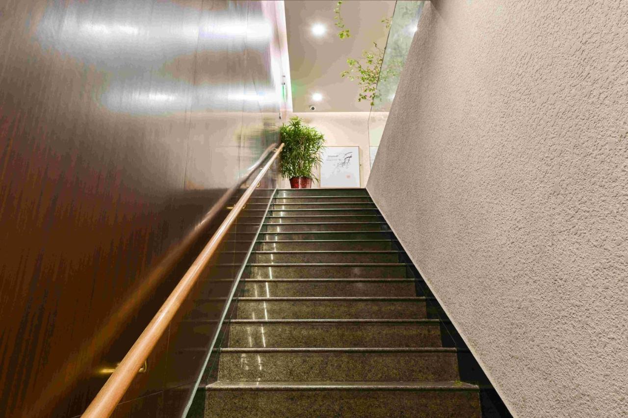 Xingshe Alley Courtyard Hotel Beijing Wangfujing Forbidden City Branch - Breakfast Included & English Speaking Reception & Free Wifi And Laundry Room & Hutong Culture & Cat-Keeping & Flower-Growing Terrace & One Day Tour Service & Free Coffee Buitenkant foto